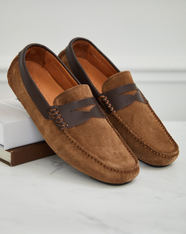 Sepatu Moccasin dengan Perpaduan Material